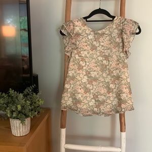 Adorable floral Vici shirt. Button back. Size S.